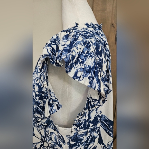 ABERCROMBIE Floral Flutter Sleeve V Neck Tie Front Blouse. Blue/white. S NWT - Picture 11 of 14